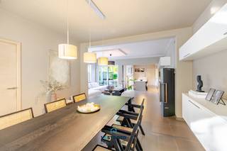 Gelegen te Sint-Denijs-Westrem nabij invaslwegen en het centrum treffen we deze instapklare en lichtrijke halfopen bebouwing aan.
De woning heeft de volgende indeling: ruime inkomhal met vestiaire en toegang tot de droge kelder, lichtrijke woon- en eetkamer, volledig geïnstalleerde keuken met aansluitend de ruime berging en een apart gastentoilet.
Op de eerste verdieping zijn er twee volwaardige slaapkamers en een badkamer met een lavabo, ligbad, douche en een toilet.
Verder is er nog een grote derde slaapkamer op de tweede verdieping.
Troeven: goed georiënteerde tuin, instapklaar, lichtrijk ...
Deze woning wordt aangeboden aan een instelprijs.
Renvoatieverplichting: neen.
Voor meer informatie of een bezoek kan u terecht bij Sander Dejonghe via sander@vastgoeddejonghe.be, Evy Dhondt via evy@vastgoeddejonghe.be of Inias Leten, Inias@vastgoeddejonghe.be.
Alle dossierstukken en virtuele tour kan u terugvinden op onze website: www.vastgoeddejonghe.be.