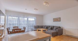 <p>Ruim en lichtrijk appartement met 3 slaapkamers en terras Op de tweede verdieping van een welonderhouden residentie, bevindt zich dit aangename appartement met een praktische indeling en veel natuurlijke lichtinval. De inkomhal biedt toegang tot het gastentoilet, de vestiaireruimte en de ruime leefruimte met open en volledig ingerichte keuken. Deze sluiten aan op de terrassen rondom het appartement. Via de nachthal kom je terecht in 3 slaapkamers (15,52 m² – 12,67 m² – 9,86 m²), een badkamer met ligbad en dubbele wastafel en een aparte douchekamer. Een privatieve autostaanplaats in de ondergrondse parking is verplicht bij aan te kopen voor 17.000 euro. Het appartement biedt ruimte en comfort in een verzorgde omgeving, vlak bij winkels en openbaar vervoer – ideaal voor wie op zoek is naar een praktische en aangename woonst op een centrale locatie. Dankzij het recente bouwjaar (2018) geniet je hier van alle moderne wooncomforts: goede isolatie, energiezuinigheid en een volledig conforme elektrische installatie. Interesse? Plan vandaag nog uw bezoek!</p>