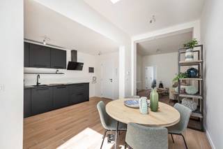 Dit lichtrijk appartement met terras in hardhout en een mooie tuin in een klein appartementsgebouw is volledig gerenoveerd met hoogwaardige materiaalkeuze. <br />Het appartement is geweldig gelegen nabij het Boeckenberpark en Te Boelaerpark.<br />Het appartement heeft één slaapkamer aan de straatzijde en een badkamer met inloopdouche - lavabo en toilet. Er is  mooie eet- en leefruimte met open keuken. De keuken beschikt over  5 Bosch keukentoestellen (eerste ingebruikname) zoals vaatwasser, kookplaat, oven, dampkap en koelkast. <br />Het appartement is energiezuinig verbouwd met een individuele gascondensatieketel en PVC met hoogrendementsglas. De achtergevel is volledig geïsoleerd met 14cm isolatie en crepi.<br />In de kelder is er een privatieve bergplaats.<br />Prima investering voor starters en investeerders!<br /><br /><br />opp: 65m² appartement en 40m² tuin en terras<br />1 slaapkamer<br />terras<br /><strong>asbestveilig</strong><br />Elektriciteit: conform<br />EPC: 233 kWh/m²jr - <strong>LABEL C</strong><br />Verkoopprijs: 265.000 Euro<br /><br />info@infinityrealestate.be | www.infinityrealestate.be<br />03 325 69 44<br /> 