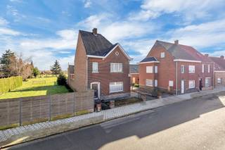 Te renoveren halfopen bebouwing met prachtig uitzicht in Aarsele.De woning bevindt zich op een uitstekende locatie, op nog geen 100 meter van alle...