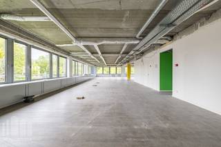 <strong>Kantoor</strong> van 352 m² te huur. Strategisch gelegen op slechts 2 minuten van de R0 (op- en afrit Jette) en geniet van een vlotte verbinding met de E40. Ook met het openbaar vervoer is de site uitstekend bereikbaar.<br /><br />De kantoren maken deel uit van het hoogkwalitatieve "<strong>Greenland Office Park</strong>", waar diverse faciliteiten aanwezig zijn, waaronder een restaurant, parking, douches, fietsenstalling en elektrische laadpunten.<br /><br /><strong>Andere oppervlaktes zijn beschikbaar</strong>, alsook mogelijkheid om de gehuurde oppervlakte aan te passen naar uw wensen.<strong> Beschikbaar vanaf 01/02/2026.</strong><br /><br />Contacteer <strong>PANORAMA B2B</strong> voor bijkomende inlichtingen, plannen of een plaatsbezoek <strong>0477 09 00 09</strong>