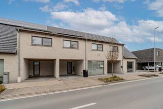 UNIEKE KANS! Zoek niet langer! Deze recente en volledig afgewerkte gezinswoning is helemaal klaar voor de toekomst. Dankzij de uitstekende EPC-score van slechts 77 (E-peil E50), de zonnepanelen, twee thuisbatterijen én laadpaal woont u hier zeer energiezuinig en zonder zorgen.<br /><br />Via de inkomhal met gastentoilet bereikt u de zeer ruime, lichtrijke leefruimte die naadloos overgaat in de moderne, volledig uitgeruste keuken. Grote raampartijen geven toegang tot de tuin met zonneterras en tuinberging. De leefruimtes zijn voorzien van airco.<br /><br />De bovenverdieping telt drie volwaardige slaapkamers en een grote badkamer met inloopdouche en dubbele wastafel. Erg praktisch is de achtertoegang via een voetweg met poortje en de extra parkeergelegenheid in de buurt. De zolderverdieping biedt bovendien nuttige stockageruimte.<br /><br />Mis deze unieke combinatie van comfort, ruimte en duurzaamheid niet. Plan snel uw bezoek in!<br /><br />EPC: 77.37 kWh/(m²/jaar) - Epeil E50<br />UC: 34013-G-2015_200/EP00324/A001/D01/SD002