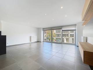 <p><strong>BEZOEK ENKEL AANVRAGEN VIA IMMODAVINCI.BE<br /><br />LIGGING<br /></strong>Dit aangename appartement is gelegen op <strong>de Markt in Deinze</strong>, in het bruisende stadscentrum. Vanuit het appartement bevinden winkels, gezellige horecazaken, cafés en dagelijkse voorzieningen zich letterlijk op wandelafstand. Ook de wekelijkse markt en diverse lokale handelszaken zorgen voor een levendige en aangename sfeer rondom het appartement. Dankzij de centrale ligging zijn ook <strong>scholen, openbaar vervoer en belangrijke verbindingswegen</strong> vlot bereikbaar. Het station van Deinze bevindt zich op korte afstand en biedt een uitstekende treinverbinding richting onder meer <strong>Gent, Brugge en Kortrijk</strong>. Met de wagen zijn bovendien de belangrijkste invalswegen en de E17 gemakkelijk bereikbaar.</p>
<p><strong>INDELING<br /></strong>Dit bijzonder<strong> ruime en instapklare appartement</strong>, gelegen op de eerste verdieping, biedt een uitstekende combinatie van ruimte, lichtinval en hedendaags wooncomfort. Via de inkomhal betreedt u de <strong>lichtrijke leefruimte</strong>, waar grote raampartijen zorgen voor een aangename, open sfeer. De leefruimte sluit naadloos aan op de <strong>volledig geïnstalleerde open keuken</strong>. Verder beschikt het appartement over een <strong>praktische berging/wasplaats</strong>, een<strong> gastentoilet</strong> en een verzorgde badkamer, uitgerust met een <strong>ligbad met douchemogelijkheid</strong>. De hal geeft verder toegang tot <strong>twee de slaapkamers </strong>waarvan 1 met ingemaakte kasten. Een absolute troef is dat beide slaapkamers rechtstreeks toegang bieden tot het <strong>ruime en zonovergoten terras</strong>. Dankzij de <strong>automatische zonneluifel</strong> kan u het terras bovendien ook op zonnige dagen optimaal benutten. Als extra comfort beschikt het appartement over een <strong>privatieve kelderberging</strong> én een <strong>privatieve autostaanplaats </strong>binnen het complex.<br /><br />Huurprijs: € 950/maand<br />Forfait gem. kosten: € 85/maand<br />Huurovereenkomst: 3 jaar (verlengbaar)<br />Onmiddellijk beschikbaar<br />EPC: 61 kWh/m2<br /><br /><strong>BEZOEK AANVRAGEN ENKEL VIA DE WEBSITE IMMODAVINCI.BE</strong></p>