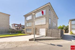 Dit hoekappartement met veel lichtinval is gelegen in een rustige doodlopende straat.<br /><br />Het appartement heeft 2 slaapkamers (14m² - 7m²) waarvan de kleinste slaapkamer een deur heeft naar het terras. (4,5m²)<br /><br />De badkamer bestaat uit een ligbad en wc en een lavabomeubel.<br /><br />De keuken is uitgerust met een oven, een dubbele spoelbak, dampkap, een ingebouwde ijskast en diepvries en kasten boven en onder.<br /><br />Het appartement is gelegen in een klein gebouw zonder lift.<br /><br />De verwarming is individueel op gas en er is ook een aparte berging. <br /><br />Stedenbouwkundige inlichtingen in aanvraag.<br /><br />Voor meer info of een bezoek ter plaatse kan u vrijblijvend contact opnemen met Philip op het nr.: 0476/999.029 of philip@reds.be