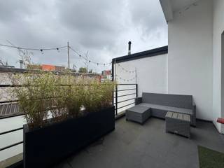 <strong>Volledig gerenoveerd 1 slaapkamer appartement op parket ca. 65m² met privatief terras ca. 10m² gelegen in een klein gebouw te Oud-Berchem. Op uitstekende en rustige locatie vlakbij Albert- en Harmoniepark, 't Groen Kwartier, winkels, ziekenhuizen, scholen, openbaar vervoer en belangrijke in-en uitvalswegen.</strong><span><strong><br /><br />INDELING;<br /></strong></span><span>Via de INKOMHAL betreedt u de aangename lichtrijke LEEFRUIMTE met open ingerichte KEUKEN voorzien van opbergkasten en kwalitatieve toestellen; Spoelbak, afwasmachine, ijskast, diepvriesvak, keramische kookplaat, dampkap en oven.<br /><br /></span><span>Via de hal komt u terecht in de MASTERBEDROOM op parket.<br />Ingerichte BADKAMER voorzien van lavabo in meubel en een inloopdouche.</span><br /><br />Aparte toiletruimte en aparte berging (aansluiting wasmachine en droogkast) in de nachthal.<br /><br />Heerlijk genieten kan u op het privatieve TERRAS.<br /><span><br /><strong>BIJZONDERHEDEN;</strong><span></span><br /><span>* Zeer aangenaam wonen in rustige wijk nabij Albert- en Harmoniepark en het Groen Kwartier<br />* Volledig gerenoveerd appartement<br />* Geen gemeenschappelijke kosten<br />* Klein gebouw zonder lift</span><br /><span>* Privatief ruim terras</span><br /><span>* Kelder inclusief</span><br /></span>