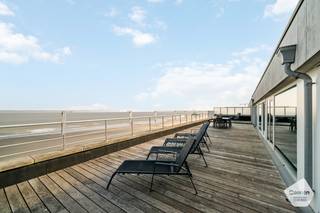 Dit ruime appartement is ideaal gelegen op de zeedijk in Blankenberge, op wandelafstand van de jachthaven, het centrum en het station.Bij het...