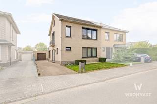 Droom je van een lichtrijke, gerenoveerde woning in een rustige en groene residentiële woonwijk? Deze instapklare halfopen bebouwing biedt u het beste van twee werelden: een serene omgeving en toch dichtbij alle voorzieningen!<br /><br />De woning kenmerkt op de benedenverdieping de inkomhal met apart gastentoilet en vestiaireruimte, de keuken met bijna allemaal vernieuwde toestellen (ker.kookplaat, koelkast, diepvriezer, dampkap, vaatwasser & oven), de lichtrijke eetplaats en woonkamer met mogelijkheid voor bureauruimte.<br /><br />Op de eerste verdieping is er de nachthal, 3 slaapkamers en de volledig vernieuwde badkamer (2022) met ligbad en douchemogelijkheid, toilet en enkele wastafel in meubel.<br /><br />Ruimte te kort? Er is nog een volledig geïsoleerde zolder aanwezig die kan ingericht worden naar wens.<br /><br />Genieten van elke zonnestraal kan in de volledig zuid georiënteerde tuin met aangelegd terras. De tuin grenst aan een speelpleintje wat het ideaal maakt voor gezinnen met kinderen.<br /><br />De oprit biedt plaats voor meerdere auto's en de vrijstaande garage met grondwaterput vult de lijst van pluspunten verder aan.<br /><br />Deze traditioneel gebouwde woning biedt een unieke combinatie van comfort, ruimte en een groene omgeving. Een bezoek is absoluut de moeite waard!<br /><br />TROEVEN IN EEN NOTENDOP:<br />- Uitmuntende ligging: slechts 1,5km van centrum (scholen, winkels, station,...)<br />- Zuid georiënteerde tuin<br />- Parkeermogelijkheden<br />- Rolluiken aanwezig<br />- Instapklaar<br />- Aangrenzend park + rustige woonomgeving<br />- Energiezuinig en elektriciteit conform<br /><br />Meer informatie/een bezoek? Maak eenvoudig jouw afspraak op WWW.WOONVAST.BE of contacteer Jonas op 0468 19 11 62 of via jonas@woonvast.be