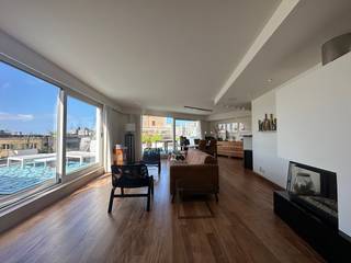 Uniek dakappartement met twee slaapkamers waarvan 1 met een ruime dressing. Lichtrijke living met open ingerichte keuken voorzien van alle toestellen. In de living hebt u een gezellige bar. Twee grote terrassen met zeezicht. De luxebadkamer is met douche en een ligbad met een massagefunctie. In de huurprijs is er een autostaanplaats inbegrepen, de autostaanplaats is gelegen in de Leopold Parking vlak over het appartement. Het voorschot voor de algemene onkosten komt op € 100/maand. U bent vlak aan het strand, centrum en openbaar vervoer. Het appartement is vrij vanaf 01/11/2026. Vraag gerust een bezoekje aan.