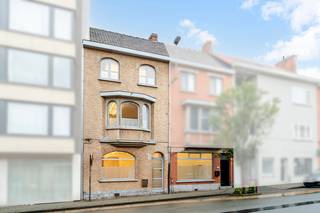 <p>Op zoek naar een ruime woning met tal van mogelijkheden op een centrale locatie? Aan de Guido Gezellelaan 125 in Deinze ontdekt u deze veelzijdige stadswoning met maar liefst 170 m² bewoonbare oppervlakte, drie ruime slaapkamers en een aangename buitenruimte.</p><p>De woning werd de voorbije jaren ingericht als kantoor, maar biedt dankzij haar praktische indeling en lichtrijke ruimtes heel wat mogelijkheden om er een gezellige gezinswoning van te maken.</p><p>Op het gelijkvloers bevinden zich verschillende lichtrijke ruimtes die perfect kunnen worden ingericht als een sfeervolle leefruimte met eetplaats en keuken. Achteraan geniet u van een tuin en terras, ideaal om in alle rust te ontspannen. In de foto's kunt u alvast een aantal impressies vinden.</p><p>De eerste verdieping omvat twee ruime slaapkamers, waarvan één met toegang tot een balkon. Op de tweede verdieping bevinden zich een derde volwaardige slaapkamer en de badkamer. Een kelder biedt bijkomende bergruimte.</p><p>Met een EPC-label C, een centrale ligging en tal van inrichtingsmogelijkheden is dit een interessante opportuniteit voor wie op zoek is naar een ruime stadswoning die volledig naar eigen smaak kan worden ingericht.</p><p>Ontdek zelf het potentieel van deze woning! Contacteer Dimitri van Altro voor meer informatie of een bezoek ter plaatse.</p>