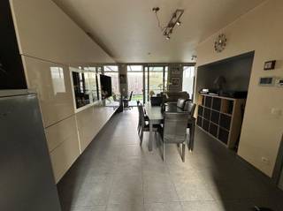 <p><span>Recente, energiezuinige (E-peil 64), instapklare woning, met 3 slaapkamers, overdekt terras, stadstuin op kunstgras, groot tuinhuis met groen dak en achteruitweg, gelegen in de wijk Groen Zuid Hoboken, dichtbij centrum, openbaar vervoer en groen.</span></p><p><span> </span></p><p><span>Beschrijving:</span></p><p><span> </span></p><p><span>Glvl: inkomhal, gastentoilet met handenwasser, ingerichte keuken met hoogwaardige toestellen, technische ruimte/berging, leefruimte met inbouwbox voor TV, overdekt terras, tuin met grote tuinberging , achteruitweg voor fiets, gemeenschappelijke tuin</span></p><p><span>+1: 3 slaapkamers (ca 13 - 10 - 8m²), wasplaats/CV ruimte, ingerichte badkamer voorzien van grote douche met hand-en regendouche, hangtoilet en badkamermeubel met lavabo</span></p><p><span> </span></p><p><span> </span></p><p><span>Troeven:</span></p><p><span> </span></p><p><span>+ energiezuinige, hoogwaardig afgewerkte woning met 3 slp's</span></p><p><span>+ vloerverwarming op gelijkvloers</span></p><p><span>+ ventilatiesysteem C</span></p><p><span>+ datastopcontacten, stroomvoorziening voor rolluiken, semi-domotica</span></p><p><span>+ rustige woonwijk, dichtbij centrum </span></p><p><span>+ overdekt terras, stadstuin met grote tuinberging</span></p><p><span>+ achteruitweg</span></p><p><span>+ conforme elektriciteit</span></p><p><span> </span></p><p><span> </span></p><p><span>Kom niet 'TE LAET' en maak een afspraak via info@immodelaet.be of 03/644.00.88.</span></p><p><span> </span></p>