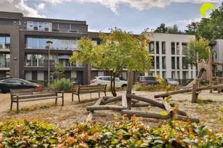 <p><span>In de mooi residentie "Parkzicht" in het centrum van Mortsel, bevindt zich dit 2-slpk. appartement op de 2de verdieping met terras en ondergelegen garagebox (bij aan te kopen aan € 25.000). De lift verbindt het appartement met de ondergrondse garagebox. Het openbaar vervoer en de tramverbindingen zijn op 75 meter, de winkels en centrum op wandelafstand. </span></p><p><span> </span></p><p><span>Met de lift bereiken we de 2de verdieping waar we via de open inkom de woonruimte betreden met een open keuken. Deze is ingericht met kasten en toestellen zoals een kookvuur met dampkap, koelkast en oven. Van hieruit heb je een mooi en breed panorama, en kan je via een schuifdeur het terras bereiken met zicht op de groene Ridder Van Ranstlei.</span></p><p><span> </span></p><p><span>De badkamer is uitgerust met 2 wastafels en ligbad met douche-faciliteit. Het aparte toilet heeft ook een handenwasser. Er is een berging met een aansluiting voor een wasmachine en droogkast. In de tweede berging </span><span>hangt de CV Vaillantbrander voor individuele verwarming en warm water.</span></p><p><span> Aan de achterzijde zijn er 2 slaapkamers op laminaat (423 x 260) en (200 x 319) . De ondergrondse verdieping is te bereiken met lift, waar zich de garagebox en een fietsenberging bevinden. </span></p><p><span> </span></p><p><span>Lage provisiekosten (€ 102/m) voor water, minuterie, onderhoud lift en gang, syndicus, blokpolis,...)</span></p><p><span> </span></p><p><span>· EPC A-label : 78 kWh (m²/jaar)! </span></p><p><span>· AREI conform!</span></p><p><span>· bouwjaar 2010</span></p><p><span>· onmiddellijk beschikbaar!</span></p><p><span>· Informatie over water: G-score: klasse A, P-score: klasse A</span></p><p><span> </span></p><p><span>Zorgeloos wonen op een fijne locatie in Mortsel!</span></p><p><span> </span></p><p><span>Voor een bezoek ter plaatse bel 03/449.42.141 of mail <span>hallo@habicom.be</span></span></p><p><span>Benieuwd naar de waarde van jouw woning? Check het gratis op <span>www.watismijnhuiswaard.be</span></span><span> </span></p><p><span> </span></p>