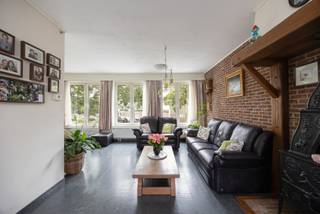 Bent u op zoek naar een ruime, verzorgde woning met veel natuurlijk licht en helemaal in orde? Dan is deze woning met drie slaapkamers in Edegem absoluut een buitenkans!

De Monseigneur Cardijnlaan 29 geniet van een uiterst centrale ligging in het hart van Edegem, op wandelafstand van het gezellige centrum met zijn winkels, horecazaken, scholen en dagelijkse voorzieningen. Dankzij deze uitstekende locatie heeft u alles binnen handbereik.

Deze ruime en lichtrijke woning beschikt over een aangename leefruimte met open leefkeuken, drie slaapkamers en een verzorgde badkamer. Daarnaast zijn er een praktische wasplaats, veranda, garage en oprit, met voldoende ruimte voor wagen en fietsen. De onderhoudsvriendelijke tuin met terras en ruim houten tuinhuis vormt de ideale plek om heerlijk tot rust te komen.

Deze woning is bijzonder goed onderhouden en verkeert in een verzorgde staat. Met een EPC-score van 211 kWh/m²jaar bevindt ze zich bovendien op slechts 11 punten van een B-label.
De aluminium ramen met dubbele beglazing zorgen voor een aangenaam wooncomfort en een goede geluidsisolatie. De woning wordt verwarmd via centrale verwarming op aardgas met een condensatieketel. Ook op vlak van isolatie scoort de woning goed: het plat dak werd geïsoleerd met 8 cm.

Voor meer informatie of een gratis waardebepaling van uw vastgoed kan u een aanvraag invullen op onze website of even bellen op het nr. 03/345.88.99.