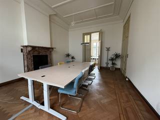 Deze ruime kantoorruimte is gelegen op de hoogste verdieping van een historisch gebouw in het centrum van Antwerpen. Op wandelafstand vindt u...