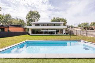 Voor verdere info of een vrijblijvende waardebepaling van uw eigendom: jordi.broes@homixx.be of 016 199 340.<br /><br />Ontdek deze exclusieve, moderne open bebouwing zeer rustig, residentieel en groen gelegen in een zijstraatje aan de Oude Molenstraat 31 in Bonheiden op wandelafstand van het Imelda ziekenhuis en natuurgebieden Mispeldonk, Vijverstein en Cassenbroek. <br /><br />Deze luxueuze high end afgewerkte villa met veel maatwerk heeft een enorme bewoonbare oppervlakte van maar liefst 358 m² en bevindt zich op een prachtig perceel van 11 are 70. <br /><br />Bij het betreden van de woning valt meteen het oog op het fenomenale panoramische ruimtegevoel, de overvloedige lichtinval en het hoogstaande comfort dat deze woning uitstraalt.<br /><br />De woning heeft een zeer doordachte indeling.<br />Via de enorme inkomhal betreden we het gelijkvloers, dat beschikt over een royale leefruimte, zithoek, eethoek en een open, hyper uitgeruste keuken met luxe toestellen die het hart van de woning vormt. <br />Aansluitend bevindt zich een praktische berging/wasplaats. <br />Met maar liefst 5 ruime slaapkamers (waarvan 1 in de poolhouse), 2 bureau's (thuiswerk kantoor, praktijkruimte, extra slaapkamer met dressing en/of fitnessruimte), 3 stijlvolle badkamers (waarvan 1 in de poolhouse) en 4 afzonderlijke toiletten (waarvan 1 in de poolhouse) is er aan ruimte en privacy voor het hele gezin geen gebrek. <br />De parkeergelegenheid is optimaal voorzien dankzij de garage (waar ook de toegang is tot de kruipkelder), een overdekte carport en meerdere buiten staanplaatsen in de voortuin.<br /><br />Buiten is het puur genieten op het riante terras met uitzicht op de tuin. <br />Een absolute blikvanger is het enorme verwarmde zwembad en het prachtige multifunctionele poolhouse.<br />Dit bijgebouw is voorzien van een tweede volledig uitgeruste keuken, een extra leefruimte, een slaapkamer en een badkamer met douche en wc. <br />Dit maakt de poolhouse ook uitermate geschikt als gastenverblijf, zorgwoning of exclusieve ontspanningsruimte.<br /><br />Op vlak van energie, techniek en veiligheid voldoet deze woning aan de allerhoogste hedendaagse normen. <br />Dankzij de geothermische warmtepomp (vloerverwarming en koeling), 19 zonnepanelen, elektrische screens aan alle ramen en een conforme elektrische installatie pronkt de woning met een indrukwekkende EPC-score A. <br />Verder is de woning uitgerust met camerabewaking via een app en zijn alle constructies volledig vergund. <br /><br />Een unieke opportuniteit voor wie op zoek is naar instapklaar, zorgeloos en energiezuinig wonen.
