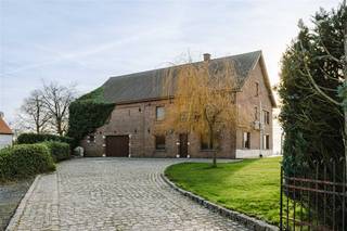 FLOBECQ - À la recherche d'une maison économe en énergie avec une vue dégagée sur les champs et des possibilités exceptionnelles ?Alors cette...