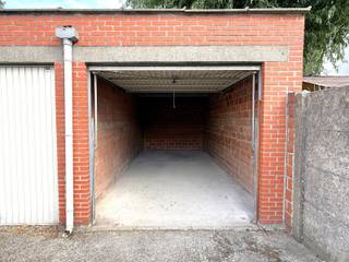<span>Garagebox (G53) in goede staat, deel uitmakende van een garagecomplex nabij het centrum van Merksem. De garage heeft een oppervlakte van ca. 17m² en is voorzien van een kantelpoort. Zij heeft een lengte van 6,4m en een breedte van 2,7m. Ideaal als (extra) autogarage of bergplaats. </span>