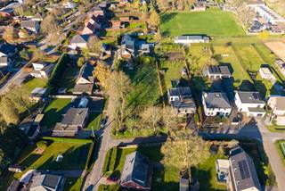 Het betreft een ZW georiënteerd perceel bouwgrond met een breedte van 25,60 m, bestemd voor de oprichting van een vrijstaande eengezinswoning met maximaal twee bouwlagen.
De bouwzone voor het hoofdgebouw situeert zich op minimaal 12 meter van de wegas van de Stijn Streuvelslaan, met een maximale bouwdiepte van 17 meter. De linkergevel van zowel het hoofdgebouw als eventuele bijgebouwen dient zich op minstens 6 meter van de geplande rooilijn van de Rodenbachlaan te bevinden. Aan de rechterzijde geldt een minimale afstand van 3 meter tot de perceelgrens.
Voor bijgebouwen is een aparte zone voorzien, beginnend op 10 meter achter de bouwstrook voor het hoofdgebouw en doorlopend tot op 3 meter van de achterste perceelgrens. Deze bijgebouwen dienen opgericht te worden binnen een maximale diepte van 50 meter gemeten vanaf de rooilijn van de Stijn Streuvelslaan, met een maximale gezamenlijke oppervlakte van 75 m².
Wonen in Zoersel is wonen in het groen, met een vlotte verbinding naar de snelwegen E34 en E313. In het hart van de gemeente ligt het 400 hectare grote Zoerselbos, een prachtig natuurgebied waar u volop kan wandelen en fietsen. 
Vanuit uw nieuwe thuis bereikt u met de fiets in slechts 4 minuten het centrum van Sint-Antonius, met supermarkten, horeca, winkels en speciaalzaken. En ook het openbaar vervoer is er vlot bereikbaar. 
Voor meer informatie of een gratis waardebepaling van uw vastgoed kan u een aanvraag invullen op onze website of even bellen op het nr. 03/345.88.99.