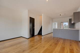 <h2><span>Lichtrijk penthouse-duplex met dakterras nabij het centrum van Wilrijk</span></h2><p><span>In een kleinschalig gebouw, op korte afstand van het centrum van Wilrijk, vinden we dit aangename penthouse-duplexappartement, gelegen op de tweede en derde verdieping.</span></p><p><span>Het appartement geniet dankzij de grote raampartijen van bijzonder veel natuurlijke lichtinval. De combinatie van de open indeling en de duplexstructuur zorgt voor een aangenaam ruimtelijk gevoel. De leefruimtes bevinden zich op het tweede verdiep, terwijl het bovenste verdiep een meer private sfeer biedt.</span></p><p><span>Met zijn ruime slaapkamers en praktische indeling vormt dit appartement een ideale thuis voor starters. De absolute troef bevindt zich op de bovenste verdieping, waar de master bedroom beschikt over een rechtstreekse aansluiting met het aanpalende dakterras. Een heerlijke plek om in alle rust van de buitenlucht te genieten en te genieten van het mooie dieptezicht over het centrum van Wilrijk.</span></p><p><span>Ook op praktisch vlak heeft het appartement heel wat te bieden. Het gebouw is kleinschalig en de algemene kosten zijn laag. Daarnaast is er een gemeenschappelijke kelderberging en een fietsenberging beschikbaar.</span></p><p><span>Een lichtrijk en ruimtelijk duplexappartement met een aangenaam dakterras, gelegen op een centrale en gegeerde locatie nabij het centrum van Wilrijk.</span></p>