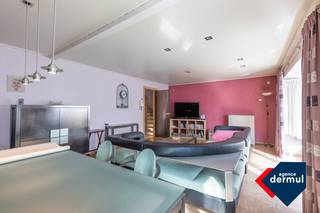 Vous recherchez une spacieuse maison familiale ou un appartement à rénover avec de vastes possibilités de stockage? Ce bien combine le meilleur des deux mondes et offre d’innombrables options, tant comme habitation confortable que comme espace pour une activité indépendante ou professionnelle. L’un de ses atouts majeurs ? La terrasse ensoleillée, l’endroit idéal pour savourer un café le matin ou pour se détendre en fin de journée. À l’intérieur, la maison surprend par son espace généreux et ses multiples possibilités d’aménagement selon vos envies. Situé dans un emplacement stratégique, ce bien constitue la base parfaite pour ceux qui recherchent de la place et apprécient le potentiel. Découvrez par vous-même l’espace, la polyvalence et le potentiel de ce bien, une opportunité unique à ne pas manquer!<br />