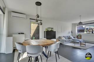 ENERGIEZUINIGE WONING MET 4 SLAAPKAMERS IN DOODLOPENDE STRAAT<br /><br />Op een uiterst rustige locatie langs de doodlopende Ruttenlandstraat treffen we deze goed onderhouden en 100% instapklare woning aan in een zeer kindvriendelijke omgeving. Het centrum van As met haar winkels, scholen en horeca zijn van hieruit zeer vlot bereikbaar net als de oprit van de E314 en de omliggende gemeentes Opglabbeek, Maasmechelen en Genk.<br /><br />De woning is energetisch klaar voor de toekomst dankzij haar A-label en is dus absoluut energiezuinig te noemen. Bovendien is de woning uitgerust met een ventilatiesysteem, zonnepanelen en 2 airco’s/inverters. Ook zijn de vloeren van de slaapkamers op de eerste verdieping recent vernieuwd en zijn er veel op maat gemaakte inbouwkasten voorzien.<br /><br />Gelijkvloers beschikt de woning over een ruim L-vormig leefgedeelte met grote raampartijen en een mooi zicht op de tuin. Hier is ook een moderne keuken geïnstalleerd voorzien van alle moderne comfort. Aanpalend is er een praktische wasruimte/keukenberging voorzien. Voorts zijn er nog een inkomhal, een gastentoilet, een inpandige garage en een gelijkvloerse slaapkamer.<br /><br />Op de eerste verdieping beschikt u vervolgens over nog 3 extra, ruime slaapkamers, een overloop en een moderne badkamer. De tuin is volledig omheind en voorzien van een carport, een tuinberging en een terrasoverkapping met glazen schuifwanden.<br /><br />Enkele TROEVEN van deze woning opgelijst:<br /><br />+ Energiezuinig: EPC A-label<br />+ Toplocatie in doodlopende straat vlakbij centrum As<br />+ 4 slaapkamers<br />+ Goed onderhouden + instapklaar<br />+ 12 zonnepanelen x 275 kWh<br />+ Ventilatiesysteem + 2 x airco/inverter<br />+ Veel ingebouwde maatkasten<br />+ Carport, tuinberging + terrasoverkapping<br />+ Overal automatische rolluiken voorzien<br />+ Regenwaterput 7.000 liter<br />+ Elektriciteit is conform<br /><br />Kortom, een energiezuinige woning met 4 slaapkamers op een uiterst rustige locatie te As. Meer info? Contacteer Maarten Delbroek via maarten@vestio.com of bel naar 0471/034804.<br /> 