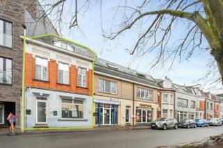 Dit kleinschalige appartementsgebouw is gelegen in een rustige en residentiële buurt in Mariakerke en vormt een interessante opportuniteit voor zowel investeerders als wie op zoek is naar een combinatie van wonen en rendement. De omgeving biedt een aangename woonkwaliteit met winkels, scholen en openbaar vervoer in de nabije omgeving, terwijl ook het centrum van Gent en belangrijke invalswegen vlot bereikbaar zijn.<br /><br />Het gebouw bestaat uit twee afzonderlijke wooneenheden. Op het gelijkvloers bevindt zich een appartement met een bewoonbare oppervlakte van 92 m². Deze woonst beschikt over een woonkamer met open keuken, één slaapkamer en een badkamer. Daarnaast is er een aangenaam terras, wat een duidelijke meerwaarde vormt. Dit appartement behaalt een EPC-score C en biedt comfortabel wonen met een praktische indeling.<br /><br />Het tweede appartement is een duplex met een bewoonbare oppervlakte van 89 m². Op het eerste verdiep bevinden zich twee slaapkamers en een badkamer. De leefruimte met open keuken is ondergebracht op het tweede verdiep en geniet van een open en lichtrijke indeling. Dit appartement heeft een EPC-score D.<br /><br />Dankzij de aanwezigheid van twee afzonderlijke appartementen, de gegeerde ligging en het duidelijke verhuurpotentieel is dit appartementsgebouw bijzonder geschikt als investering. Een ideale kans voor wie op zoek is naar een opbrengsteigendom met meerdere wooneenheden in een aangename woonomgeving.<br /><br />Huidige huurprijzen:<br />- Appartement 3 bus 001: 899,63 euro <br />- Appartement 3 bus 101: 776,18 euro <br /><br />Geen renovatieverplichtingen.<br /><br />