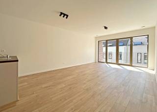 Op zoek naar een energiezuinig nieuwbouwappartement nabij het Rivierenhof, voor eigen bewoning of als investering?<br />In Residentie ’t Park zijn nog enkele van de laatste 1-slaapkamerappartementen beschikbaar .<br /><br />Met een woonoppervlakte van ca. 69 m² bieden deze appartementen verrassend veel ruimte. De lichtrijke leefruimte met open keuken vormt het hart van het appartement en sluit aan op een privéterras van ca. 6 tot 10 m². Daarnaast beschikt elk appartement over een volwaardige slaapkamer en een comfortabele badkamer.<br /><br />Dankzij de combinatie van een praktische indeling, energiezuinige technieken en een centrale ligging in Deurne zijn deze appartementen niet alleen aangenaam om zelf te bewonen, maar ook interessant voor wie op zoek is naar een vastgoedinvestering.<br /><br /> INVESTEREN AAN 6% BTW <br />Residentie ’t Park komt in aanmerking voor het verlaagde btw-tarief van 6% voor sloop en heropbouw, onder de wettelijke voorwaarden.<br />Ook investeerders kunnen hiervan gebruikmaken wanneer aan de geldende voorwaarden wordt voldaan.<br /><br /> Interesse in één van de laatste 1-slaapkamerappartementen? <br />Neem vrijblijvend contact op voor de beschikbare appartementen, prijzen, plannen of meer informatie over de aankoop aan 6% btw:<br />03 337 50 70 - www.vbpartners.be/nieuwbouw
