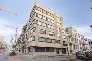 <p>Ontdek deze veelzijdige opportuniteit: een ruim appartement met handelsruimte, strategisch gelegen in Oostende. Dit pand combineert wonen en werken op één adres en biedt tal van mogelijkheden voor zelfstandigen, vrije beroepen of investeerders die op zoek zijn naar een multifunctioneel eigendom.</p><p>De handelsruimte op het gelijkvloers geniet van een uitstekende visibiliteit langs een drukke invalsweg, terwijl het woongedeelte zich op de bovenliggende verdiepingen bevindt en zo voldoende privacy biedt. Dankzij de royale ruimtes, meerdere slaapkamers en badkamers is dit appartement ook perfect geschikt voor grotere gezinnen.</p><p>Op de eerste verdieping bevinden zich de inkomhal, een keuken, een praktische bergruimte en een aangename leefruimte. De tweede verdieping beschikt over vier slaapkamers, twee badkamers en een apart toilet. Als extra troef is er een privatief dakterras, ideaal om in alle rust buiten te genieten. Bovendien is er een garage aanwezig die optioneel aan te kopen is voor een bedrag van 85.000 euro.</p><p><span>Indeling.</span><br />- Gelijkvloers: handelsruimte + garage met automatische poort<br />- 1ste verdieping: inkomhal, keuken, bergruimte, woonkamer<br />- 2de verdieping: vier slaapkamers, twee badkamers, apart toilet<br />- Privatief dakterras</p><p><span>Troeven</span><br />- Combinatie van handels-/ en woonruimte<br />- Vier slaapkamers en twee badkamers<br />- Privatief dakterras<br />- Gunstige locatie</p><p><span>Contact</span><br />Interesse? Neem contact op met Els:<br />0496 10 65 76<br />els@heritagevastgoed.be</p><p><span>Informatie</span><br />- Type: appartement met handelsruimte<br />- Stedenbouwkundige inlichtingen: Vg – Wg – Gmo – Gvkr – Gvv<br />- De bovenvermelde oppervlakte betreft de bruto-oppervlakte, zoals vermeld in het EPC-attest.</p>