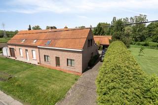 Spacious house with a living area of 205 m2, huge potential and beautiful garden of + 2700 m2 on a prime location in Kontich!Current layout: ground...