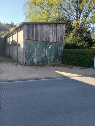 De garage heeft een oppervlakte van 44 m² en is zowel geschikt als autostaanplaats als voor het stockeren van goederen.