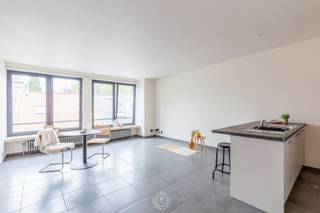 Dit <strong>1-slaapkamerappartement</strong> bevindt zich op de <strong>derde verdieping</strong> van een appartementsgebouw met <strong>lift</strong>, gelegen in een zijstraat van de Stationsstraat.<br /><br />Via de inkomhal betreedt u de lichtrijke <strong>leefruimte met open keukentje</strong>. De compacte indeling zorgt voor een aangenaam en praktisch woongevoel.<br /><br />De <strong>slaapkamer </strong>bevindt zich <strong>aan de achterzijde</strong> van het gebouw en geniet van extra rust. Vanuit de slaapkamer heeft u rechtstreekse toegang tot het <strong>terras</strong>.<br /><br />Verder beschikt het appartement over een badkamer, uitgerust met een douche, lavabo en toilet.<br /><br />Dankzij de <strong>centrale ligging</strong> bevinden winkels, openbaar vervoer en andere voorzieningen zich op wandelafstand.<br /><br />Er is tevens de <strong>mogelijkheid tot het aankopen van een autostaanplaats of garagebox</strong>.<br /><br /><strong>Ideaal als startersappartement of investering!</strong><br /><br /><span><em>De daken van het gebouw werden recent vernieuwd, wat bijdraagt aan een verbeterde energie-efficiëntie. Daarnaast is de lift conform de geldende regelgeving en goedgekeurd volgens de vereiste veiligheidsnormen.</em></span><br /><br />U kan een bezoek aanvragen via 03 502 98 74 of via lena@claves.be.