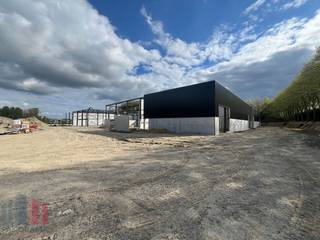 Unieke kans! Kwaliteitsvolle nieuwbouw magazijnruimte met een oppervlakte van 235 m²  in combinatie met een verhard buitenterrein vanaf 915 m² tot maar liefst 2.745 m². De oppervlaktes verharde buitenruimte zijn op maat te bepalen. De casco magazijnruimte is opgebouwd uit een staalconstructie met een buitenschil bestaande uit een combinatie van geïsoleerde betonpanelen en sandwichpanelen. De loods, brandklasse C, heeft een vrije hoogte van +/- 6 meter en is toegankelijk via een automatische sectionale poort met een aparte toegangsdeur en is voorzien van polybetonvloer en een lichtstraat met rookluik. <br /><br />De site geniet van een uitstekende bereikbaarheid, gelegen langs de Wettersesteenweg met een snelle aansluiting richting de E40 en de N42. Hierdoor zijn er vlotte verbindingen naar Aalst, Gent en Brussel, evenals naar omliggende gemeenten. <br /><br />Heb je interesse of wil je de mogelijkheden meer in detail bespreken? Aarzel dan niet om contact op te nemen met Gill via het nummer 0477 06 30 30.