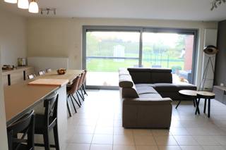 Doe een virtueel bezoek via www.living-stone.be en plan er je bezoek in.Gelijkvloers appartement met tuin.Gelijkvloerse verdieping - centrum...