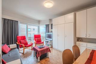 Deze studio met aparte slaapruimte en zijdelings zeezicht is instapklaar en zeer centraal gelegen, op de zevende verdieping van de residentie Melrose, pal in het centrum van Middelkerke, vlakbij winkels, Zeedijk en het casino.Indeling:- inkomhal- lichtrijke leefruimte van waar u geniet van lateraal zeezicht- vernieuwde keuken - vernieuwde badkamer met douche, toilet, lavabo meubel en spiegelkast- aparte slaapruimte- balkonTroeven:- zeer centrale ligging vlakbij zee, casino, winkels en openbaar vervoer- gemeenschappelijke fietsenberging- zijdelings zeezicht- instapklaar- conforme keuring elektrische installatie- EPC label AInteresse in deze centraal gelegen, zonnige studio? Neem contact met ons op voor meer informatie of een bezoek!