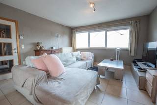 Lichtrijk appartement met inkom, toilet, 2 slaapkamers, badkamer (met ligbad en douche), ruime living, open keuken & berging. <br /><br />Ruim terras, waarvan er rechtstreekse toegang is tot de garage.<br />Centraal gelegen vlakbij het station van Waregem. <br /><br />Onmiddellijk beschikbaar. <br />Syndickosten: €50/maand.<br /><br />Voor meer info of een bezoek: lisa@immoroba.be
