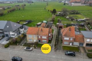 Op een landelijke ligging nabij het natuurgebied Vloethemveld en op korte afstand van het centrum van Zedelgem bevindt zich deze halfopen bebouwing...