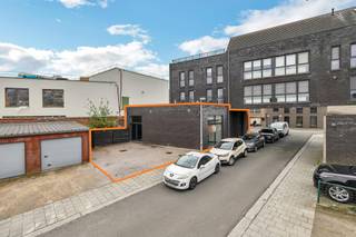 <p>Bent u op zoek naar <strong>een professioneel en onmiddellijk bruikbaar kantoor</strong> op een vlot bereikbare locatie in Aalst? Dan is <strong>deze gelijkvloerse kantoorruimte</strong> precies wat u nodig heeft. <strong>Deze ruime kantoorunit van 125 m²</strong> is volledig instapklaar en biedt een praktische en efficiënte indeling met een grote open werkruimte,<strong> ideaal voor flexibele werkplekken of een inrichting op maat van uw onderneming. </strong>Dankzij de afzonderlijke ingang geniet u bovendien van extra privacy en een professionele uitstraling naar klanten toe. Verder beschikt het pand over een ingerichte keuken, twee praktische bergingen en een apart toilet, wat het dagelijks comfort aanzienlijk verhoogt. Als extra troef zijn <strong>twee staanplaatsen inbegrepen in de verkoopprijs,</strong> wat zorgt voor een vlotte bereikbaarheid en extra gemak voor uzelf en uw bezoekers. Kortom, een veelzijdige en instapklare kantoorruimte op een gunstige locatie in Aalst, perfect voor zelfstandigen, vrije beroepen of ondernemingen die op zoek zijn naar een kwalitatieve werkplek. <strong>EPC-Label: B</strong> - Alarminstallatie - Instapklaar - Privatieve parkingplaatsen (Maatregelenregister en stedenbouw in aanvraag)</p>