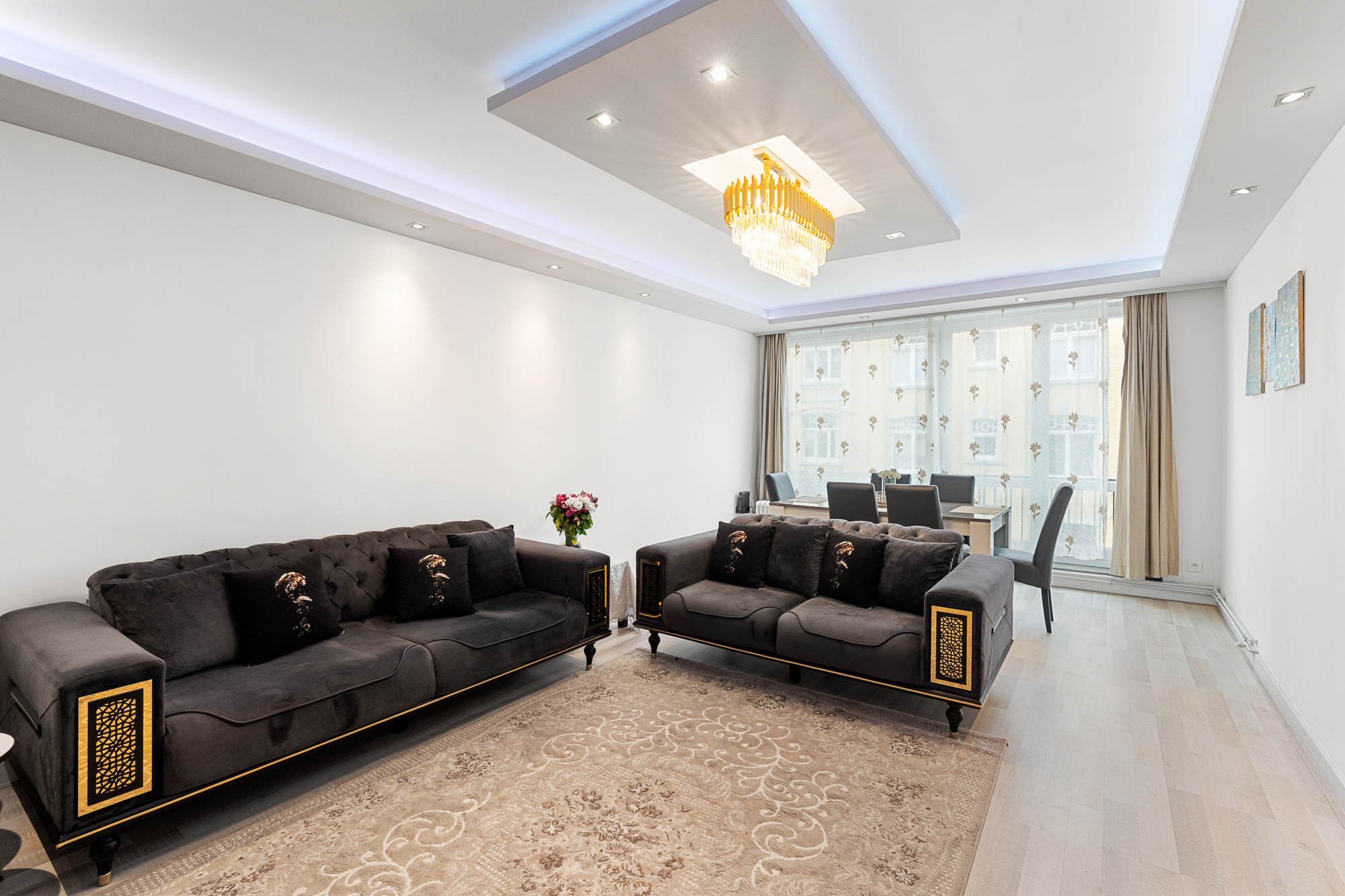 Uiterst ruim en gunstig gelegen appartement met twee slaapkamers te Oostende - foto 2