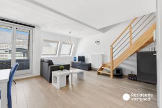Ontdek dit gezellige duplex-dakappartement, gelegen in het bruisende centrum van Blankenberge, op wandelafstand van winkels, horeca, openbaar vervoer en het strand. Dit instapklare appartement, gebouwd in 2011, combineert een praktische indeling met een aangename woonbeleving.<br /><br />Via de inkomhal bereikt u de lichtrijke leefruimte met open gevoel, waar de ramen zorgen voor een aangename lichtinval. Aansluitend bevindt zich de volledig ingerichte keuken, uitgerust met een Siemens combi-oven, elektrisch kookvuur en voldoende opbergruimte. Verder beschikt deze verdieping over een praktische berging, een apart gastentoilet en een gezellig balkon waar u in alle rust van de buitenlucht kunt genieten.<br /><br />Op de bovenverdieping vindt u een ruime slaapkamer, een aparte dressing en een comfortabele badkamer met lavabo, bad en radiator. Dankzij de doordachte indeling wordt de beschikbare ruimte optimaal benut. Extra troeven zijn de centrale ligging, het gemeenschappelijk afvallokaal en de mogelijkheid om het aanwezige meubilair over te nemen. Daarnaast kan een fietsenplaats afzonderlijk worden aangekocht.<br /><br />Dit appartement wordt verkocht onder erfpacht.<br /><br />Bent u op zoek naar een sfeervol appartement als vaste woonst, tweede verblijf of investering aan de Belgische kust? Dan is deze eigendom zeker een bezoek waard!<br /><br />EPC: 136 kWh/m² jaar - B-label (geen renovatieplicht)