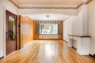 <strong>Ruime, te renoveren bel-etagewoning met een bewoonbare oppervlakte van 191 m², 3 slaapkamers, inpandige garage en prachtige stadstuin, gelegen in het centrum van Tienen. Perceel van 2a 99ca.</strong><br /><br />Bent u op zoek naar een ruime woning met tal van mogelijkheden op een uitstekende locatie? Dan is deze bel-etagewoning in het centrum van Tienen zeker een bezoek waard.<br /><br />Het gelijkvloers bestaat uit een inkomhal, bureau, technische ruimte en een ruime inpandige garage. Dankzij deze indeling leent het gelijkvloers zich bovendien uitstekend voor de inrichting van een zelfstandige activiteit of vrij beroep.<br /><br />Op de eerste verdieping bevinden zich een nachthal, ruime woonkamer, keuken, bureau en apart toilet.<br /><br />De tweede verdieping bestaat uit een nachthal, twee ruime slaapkamers, een bijkomende kamer die kan dienen als kinderkamer of dressing, en een badkamer.<br /><br />Daarnaast beschikt de woning over een droge kelder die voor extra opslagruimte zorgt.<br /><br />Een absolute troef is de buitenruimte. Achteraan bevindt zich een aangename stadstuin met ruim terras, waar u in alle rust kunt genieten van het buitenleven.<br /><br />De woning dateert van 1962 en wordt verwarmd via centrale verwarming op stookolie. Het pand dient gerenoveerd te worden en biedt hierdoor tal van mogelijkheden om het volledig naar eigen smaak en behoeften in te richten.<br /><br />De woning geniet van een uitstekende verkeerstechnische ligging in het centrum van Tienen. Het station, scholen, winkels, restaurants en andere voorzieningen bevinden zich in de onmiddellijke omgeving.<br /><br />Interesse? Mail naar laurens@immogve.be of bel naar 0496 07 89 48.