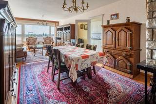 Locatie<br /><br />Op zoek naar een zonnig appartement op een rustige locatie, vlak bij het bruisende centrum van Hoboken en de stad? Dit appartement ligt in een straat met enkel bestemmingsverkeer en op wandelafstand van winkels, scholen, openbaar vervoer, groen en recreatie. Dankzij de nabijheid van de A12, E19, E17 en de Antwerpse Ring geniet u bovendien van een uitstekende bereikbaarheid.<br /><br />Beschrijving<br /><br />Dit lichtrijke appartement op de 5e verdieping van een verzorgd gebouw beschikt over een ruime inkomhal met vestiairekast. De woonkamer met parketvloer geeft uit op een zonnig terras. Aansluitend bevindt zich de keuken met berging en aansluitingen voor wasmachine en droogkast. Verder zijn er een badkamer met bad en dubbele wastafel, een apart toilet en twee ruime slaapkamers met parketvloer. Eén slaapkamer biedt toegang tot een tweede terras met uitzicht op de binnentuin. Het gebouw beschikt over een gemeenschappelijke fietsenberging en afvalruimte. Een ruime staanplaats voor twee stadswagens is optioneel aan te kopen voor €25.000.<br /><br />Belangrijkste troeven<br /><br />- Centrale ligging nabij alle voorzieningen<br />- Lichtrijke woonkamer<br />- Twee ruime slaapkamers<br />- Twee terrassen<br />- Parket in woon- en slaapkamers<br />- Ruime staanplaats (optioneel)<br />- EPC-label B (goed voor je portemonnee én milieu)<br />- Gemeenschappelijke fietsenberging.<br /><br />Verplichte vermeldingen<br />EPC: 106 kWh/m²/jaar – Label B;<br />P- & G-score: D & A;<br />Stedenbouw: Vg-Wg-Gmo-Gvkr-Gvv.