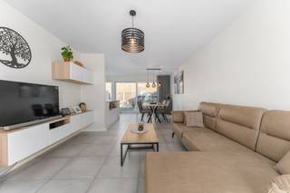 Viewing day on 22 November from 11:00 a.m. Register via lander@immovlaenderen.be
In a quiet and pleasant residential area of Zwankendamme, we find this modern, ready-to-move-in house from 2020, built with an eye for quality, comfort and energy efficiency. Thanks to the EPC A, ventilation system D, solar panels and the latest technologies, you will be living in an extremely energy-efficient and future-proof home.
The ground floor offers a warm, light-filled living space with an open view of the low-maintenance garden. The modern open kitchen is fully equipped and fits perfectly with the living space. On the first floor, there are three bedrooms, ideal for families, working from home or guests. The bathroom is equipped with both a bath and shower and finished with durable materials.
Upstairs is a spacious, fully finished attic. Outside, you can enjoy a low-maintenance garden, perfect for carefree relaxation.
Advantages of this property:
- Built in 2020 – recent, ready-to-move-in property
- EPC A: very energy efficient
- Ventilation system D
- Solar panels for low energy consumption
- High-quality finish throughout the entire property
- Bathroom with bath and shower
- Quiet location in a pleasant neighbourhood
- Low-maintenance garden
A unique opportunity for those looking for modern, comfortable and energy-efficient living in Zwankendamme!