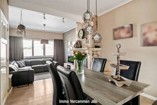 <p><span>Verzorgde gezinswoning, gelegen op een ware A-locatie te Sint-Katelijne-Waver.</span></p><p><span> </span></p><p><span>Deze gezellige woning werd steeds met de grootste zorg onderhouden en biedt heel wat potentieel. De woning werd in de jaren 80 grondig gerenoveerd en doorheen de jaren geoptimaliseerd. Zo is het dak recenter nog vernieuwd en zijn er zonnepanelen geplaatst. Via de inkomhal bereiken we de lichtrijke en gezellige woonkamer met aansluitend keuken. Een badkamer met ligbad en een veranda met zicht op de stadstuin maken het gelijkvloers compleet. De nachthal op de eerste verdieping geeft toegang tot 3 ruime slaapkamers, waarvan er 1 heden ingericht is als dressing.  als ook een badkamer met ligbad. En indien u niet binnen wenst te vertoeven, zal de aangename, zuid georiënteerde tuin de geest verruimen.</span></p><p><span> </span></p><p><span>De woning is absoluut gunstig gelegen in een rustige omgeving, op fietsafstand van dorpscentra met scholen en winkels. Een vlotte bereikbaarheid is gegarandeerd dankzij nabij gelegen treinstation en openbaar vervoer, fietsostrade en belangrijke invalswegen centraal tussen Brussel en Antwerpen.</span></p><p><span>Kom de troeven van deze woonst ter plaatse ontdekken en maak een afspraak: 015/755 444 of <span>info@immovercammen.be</span></span><span> </span></p><p><span> </span></p><p><span>Renovatieplicht EPC: binnen 6 jaar na aankoop = verplichte renovatie tot label D of beter.</span></p><p><span> </span></p>