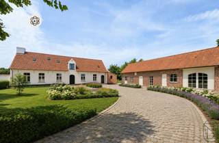 Prachtig casco-landhuis met bijgebouw op een perceel van ca. 6.770 m²Ontdek dit unieke casco-landhuis, volledig onderkelderd en water- en winddicht afgewerkt. De woning vormt de perfecte basis om volledig naar eigen smaak en wensen af te werken, met een uitzonderlijk kwalitatieve constructie als fundament.Via de charmante oprit bereikt u dit prachtige domein, gelegen op een perceel van maar liefst ca. 6.771 m². Achteraan geniet u van een idyllische vijver, een open uitzicht over het omliggende landschap en een uitzonderlijke combinatie van rust, ruimte en privacy.Een extra troef is het polyvalente bijgebouw, dat tal van mogelijkheden biedt als mancave, hobbyruimte, praktijkruimte, kantoor of bijberoep.Uniek: er bestaat bovendien de mogelijkheid om nog een aangrenzend perceel van ca. 8.561 m² bij aan te kopen. Ideaal voor wie op zoek is naar extra ruimte, dieren wil houden of maximaal wil genieten van een uitzonderlijk landelijk domein.Voor inlichtingen, neem contact via: emiel@immobeguin.beTe koop via Immo Beguin, jouw vastgoedexpert sinds 2009, met kantoren in Ronse, Waregem, Kortrijk, Deinze, Doornik en Lessines.