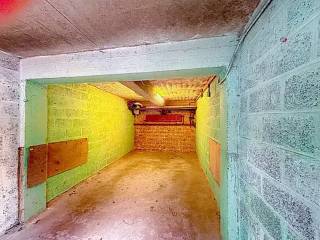 <p>UCCLE, Victor Allard-straat 165, ideaal gelegen aan de achterzijde van een klein appartementencomplex: een afgesloten garagebox van ±16 m². Deze garage is gemakkelijk bereikbaar en ruim bemeten, met een breedte van 2,80 m en een lengte van 6,02 m, waardoor er comfortabel plaats is voor één voertuig en er nog extra opbergruimte overblijft. Een ideale oplossing voor parkeren of opslag in een gewilde wijk van Ukkel.</p>
<p></p>
<p><b><u>Beschrijving</u>:</b></p>
<ul>
<li>Afgesloten garagebox met beveiligde ingang en elektrisch rolluik</li>
<li>Oppervlakte van ongeveer ±<b>16 m²</b></li>
<li>Breedte: <b>2,8 m</b></li>
<li>Lengte: <b>6 m</b></li>
<li>Elektriciteit en stopcontacten</li>
<li>Kraan met watertoevoer</li>
</ul>
<p>Bijdrage voor gemeenschappelijke kosten: 25 € / maand</p>