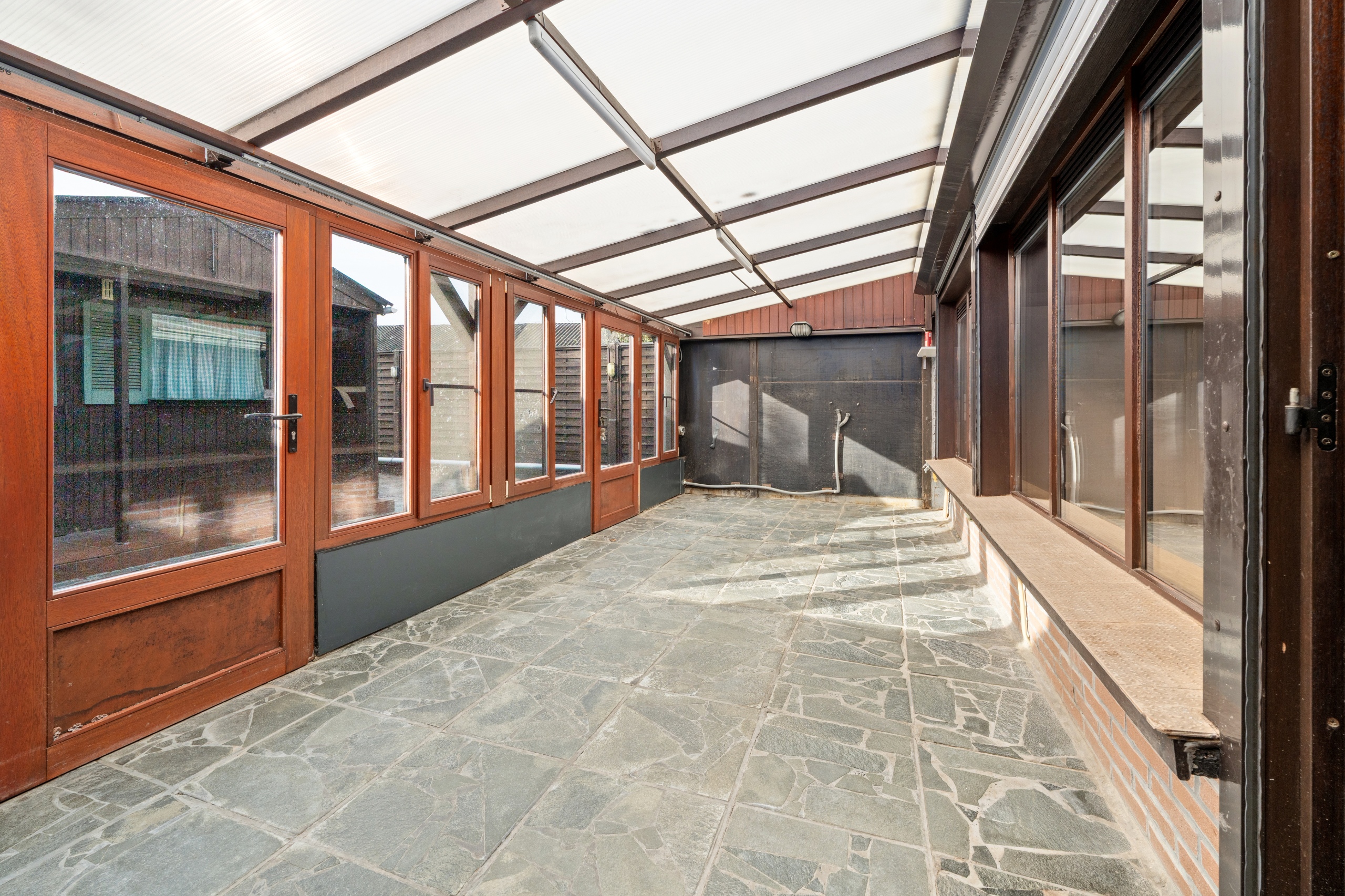 Op te frissen rijwoning op 197m2 in een centraal gelegen buurt - foto 5