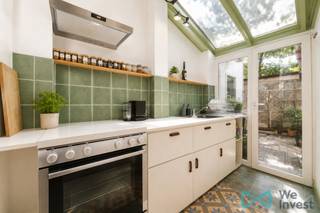 <p><strong><span>Info en bezoeken – 02 315 51 71</span></strong></p>
<p><strong><span>We Invest Brussels presenteert deze karaktervolle woning, ideaal gelegen in een rustige straat op wandelafstand van de vijvers van Elsene.</span></strong></p>
<p><span>Momenteel ingericht als twee duplexen, maar met behoud van de bestemming als eengezinswoning, onderscheidt deze woning zich door haar mooie volumes, charme en talrijke mogelijkheden.</span></p>
<p><span>De woning beschikt over lichtrijke leefruimtes, meerdere comfortabele slaapkamers, gerenoveerde badkamers, evenals een aangename privatieve koer en een terras om volop van zonnige dagen te genieten.</span></p>
<p><span>De huidige indeling biedt veel flexibiliteit en maakt deze woning ideaal voor een gezin, een investering of een toekomstig renovatieproject volgens eigen wensen.</span></p>
<p><span>Gelegen in een van de meest gegeerde wijken van Elsene, vlakbij winkels, restaurants, scholen, openbaar vervoer en de vijvers van Elsene, geniet u hier van een ideale combinatie tussen rust en stadsleven.</span></p>
<p><span>De woning is momenteel verhuurd, maar zal </span><strong><span>vrij zijn bij akte</span></strong><span>.</span></p>
<p><strong><span>Een charmante woning vol potentieel, snel te ontdekken!</span></strong></p>