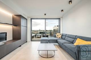 <p>Penthouse récent, prêt à emménager, situé en plein centre, avec deux terrasses exceptionnellement spacieuses (à l'avant et à l'arrière).</p>
<p>Agencement : hall d'entrée, séjour lumineux, cuisine ouverte, deux chambres spacieuses avec placards intégrés, une salle de bains avec double vasque, douche et WC, ainsi que des toilettes invités dans le couloir.</p>
<p>Un débarras/buanderie avec lave-linge, sèche-linge et rangements supplémentaires est également disponible.</p>
<p>Ce penthouse aux finitions soignées est équipé de la domotique avec fenêtres coulissantes automatiques donnant sur les deux terrasses, de stores et rideaux électriques, ainsi que d'un éclairage fonctionnel et élégant.</p>
<p>Les terrasses avant et arrière sont exceptionnellement spacieuses, vous permettant de profiter du soleil et de la lumière naturelle tout au long de la journée.</p>
<p>La terrasse avant comprend également un espace de rangement extérieur supplémentaire.</p>
<p>Deux places de parking privées sont disponibles à l'achat (25 000 € chacune).</p>
<p>L'ensemble du penthouse est équipé du chauffage au sol et bénéficie d'une consommation énergétique extrêmement efficace. Ne manquez pas cette opportunité ! Contactez-nous dès aujourd'hui pour planifier une visite et laissez-vous surprendre par cet appartement élégamment meublé dans un emplacement privilégié !</p>
<p></p>