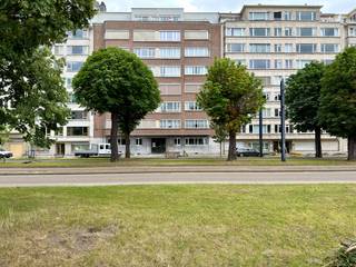 Dit KARAKTERVOL 3-SLPK APPARTEMENT (155m²) situeert zich op de 7de verdieping van de klassevolle residentie “BALMORAL” en is centraal gelegen aan het Zuidpark / Vooruit / Capitole alsook bevindt het zich in de onmiddellijke nabijheid van openbaar vervoer (tram/bus), scholen & opritten E17/E40. Dit logisch ingedeeld appartement omvat: centrale inkomhal (8m²), lichtrijke leefruimte in parket (44m²) met rechtstreekse toegang tot het zuidwestgericht zonneterras (20m²), ingerichte keuken (12m²) grenzend aan het overdekt terras (6m² - incl. handige berging), hal (3m²), gastentoilet (2m²), aangename slaapkamer (15m²) met gemeenschappelijke douchekamer (3m²) alsook toegang tot zelfde overdekt terras, nachthal (4m²), ingerichte badkamer (6m² - incl. 2de WC & washoek) en nog 2 grote slaapkamers (18m²/14m²)! Tevens beschikt dit appartement over een inbegrepen PRIVATIEVE KELDER en een GEMEENSCHAPPELIJKE FIETSENSTALLING & VUILNISLOKAAL in het ondergronds verdiep van het gebouw! TROEVEN: dubbel glas in aluminium, elektriciteit in goede staat (verwarming op accumulatie / vuurtjes) alsook Proximus Fibernet, videoparlofonie en elektrische boiler (voor warm water keuken/badkamer) aanwezig! EPC: 618 kWh/m² (label F) - VRIJ BIJ AKTE! Kortom, het idéale appartement voor zowel gezinnen, ouders met studenten als voor investeerders (interessante huuropbrengst mogelijk)! Bel IMMOBOSS voor meer info/bezoek - 0495/265 333 - AANRADER!
