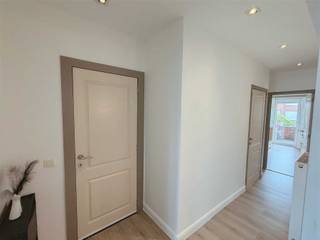 <p><strong>Aartselaar: Ruim 2-slaapkamerappartement met terras en autostaanplaats</strong></p><p>Op zoek naar een ruim en comfortabel appartement op een centrale locatie in Aartselaar? Dit aangename appartement (bruto-opp: 83m2) op de eerste verdieping combineert een praktische indeling met veel licht, een gezellig terras én een private autostaanplaats.Het appartement bevindt zich vlak bij de Hoevelei, met een vlotte verbinding naar het centrum van Aartselaar en de belangrijkste invalswegen. Bij het binnenkomen leidt de inkomhal naar de ruime en lichtrijke woonkamer, waar de grote raampartijen voor een aangename natuurlijke lichtinval zorgen. Aansluitend bevindt zich de volledig geïnstalleerde keuken.Verder beschikt het appartement over twee volwaardige slaapkamers, een apart toilet en een badkamer met inloopdouche. Aan de achterzijde wacht een extra troef: een gezellig terras over de volledige gevelbreedte, ideaal om rustig van de buitenlucht te genieten.</p><p>Ook aan praktisch comfort geen gebrek. In de kelder beschikt het appartement over een privatieve berging én een autostaanplaats. De vaste kosten bedragen € 236 per maand en omvatten onder meer water, verwarming, lift, elektriciteit van de gemeenschappelijke delen, syndicus, blokpolis en bijdrage aan het reservekapitaal.</p><p>Een ruim en compleet appartement voor wie centraal wil wonen in Aartselaar zonder in te boeten aan comfort. Ook interessant als investering!</p><p><strong>Troeven op een rij:</strong></p><ul><li>Centrale ligging</li><li>Ruime slaapkamers (2)</li><li>Lichtrijke leefruimte</li><li>Energiezuinig (EPC-B)</li><li>Volledig geïnstalleerde keuken</li><li>Terras over de volledige gevelbreedte</li><li>Autostaanplaats</li></ul><p><strong>Interesse? Contacteer ons vandaag nog voor meer informatie of een bezoek ter plaatse en ontdek zelf wat dit appartement te bieden heeft.</strong></p>
