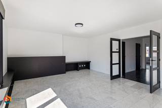 Op een uitstekende locatie te Mechelen bevindt zich dit recent gerenoveerde appartement, gelegen op wandelafstand van het centrum. Het bruisende stadscentrum van Mechelen met zijn cultuuraanbod, stadsbioscoop, horeca en scholen liggen op wandelafstand. Tevens geniet u van een uitstekende bereikbaarheid vlakbij belangrijke invalswegen.<br /><br />We betreden het appartement via de inkomhal met vestiaire. De lichtrijke leefruimte kunt u inrichten met een gezellige zithoek en een aparte eetplaats. Naast de leefruimte bevindt zich de keuken, de welke mooi is geïntegreerd in het geheel en voorzien van de voornaamste toestellen. Naast de keuken bevindt zich een terras. De nachthal geeft verder toegang tot twee ruime slaapkamer, de badkamer met lavabo, toilet en douche. De gemeenschappelijke kosten bedragen €85 per maand.<br /><br /><strong>U dient een bezoekaanvraag in te dienen via het zoekertje op onze website via de knop "vraag bezoek aan".</strong><br /><br />Dit is een uitstekende opportuniteit als u op zoek bent naar een gerenoveerd appartement met 2 slaapkamers op een uitstekende locatie te Mechelen. Contacteer ons voor meer informatie op of neem een kijkje op www.boonstravastgoed.be .<br /><br />Bijzonderheden:<br />- 2 slaapkamers<br />- Uitstekende ligging<br />- Recent gerenoveerd